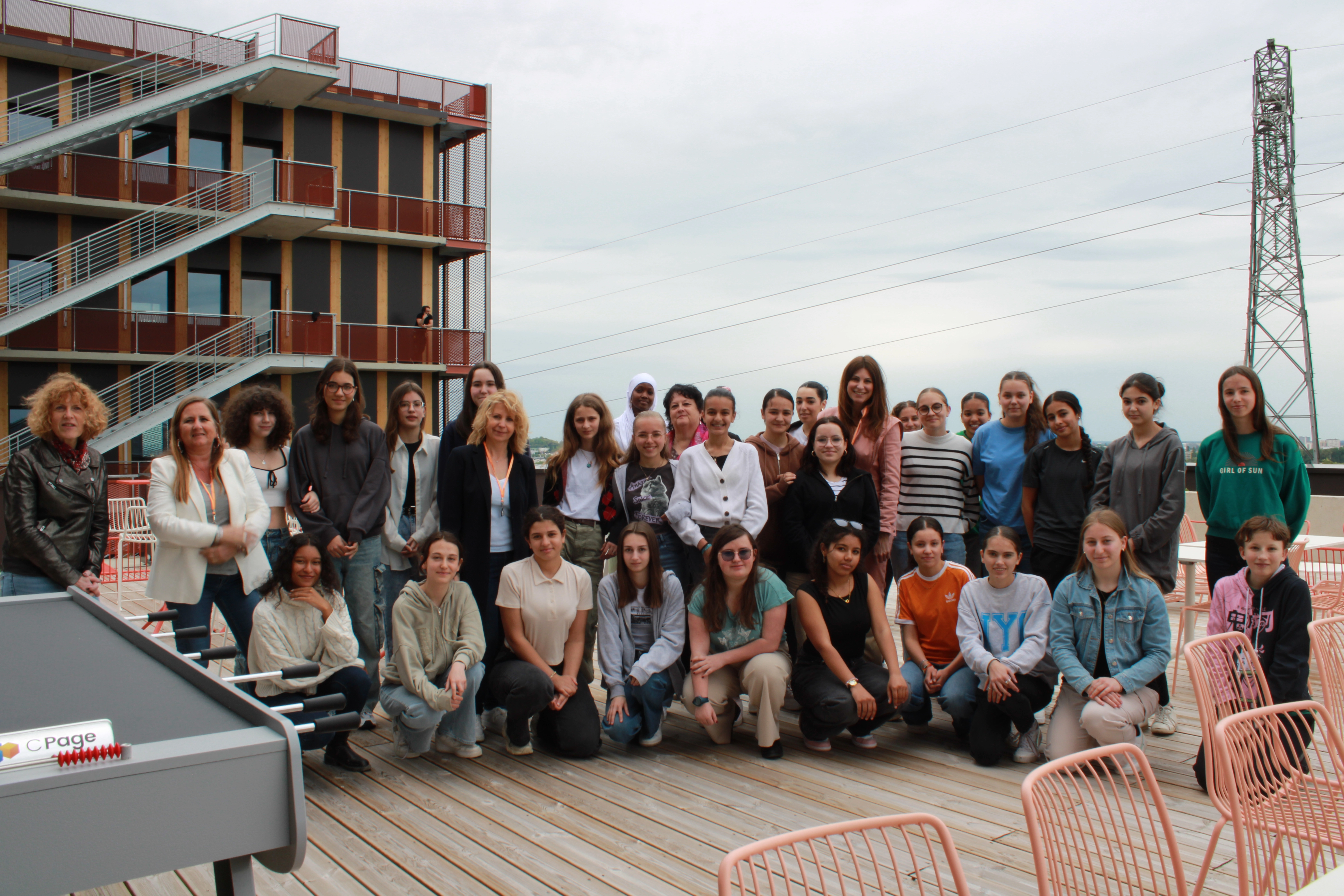 Un groupe de jeunes filles et femmes posant face caméra