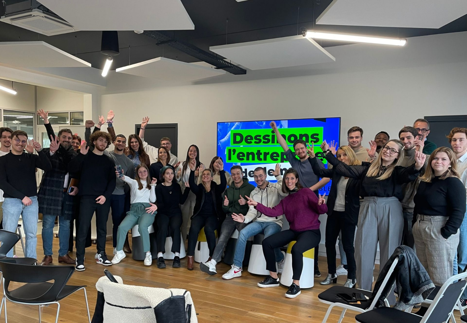 Étudiants et employés posant pour une photo