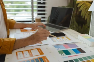 Un designer travaillant sur la conception d'une application