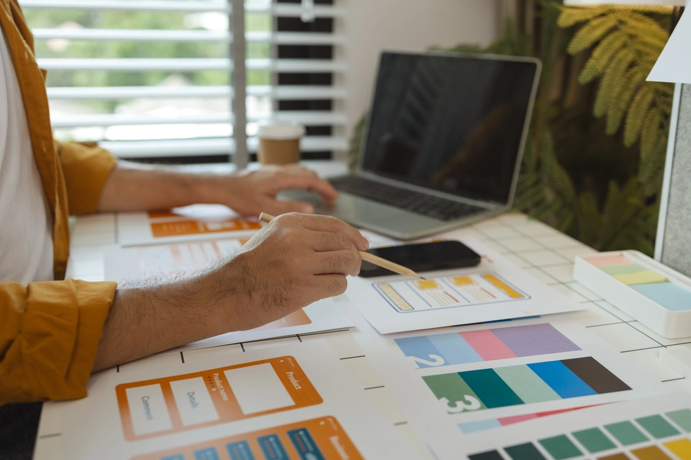 Un designer travaillant sur la conception d'une application