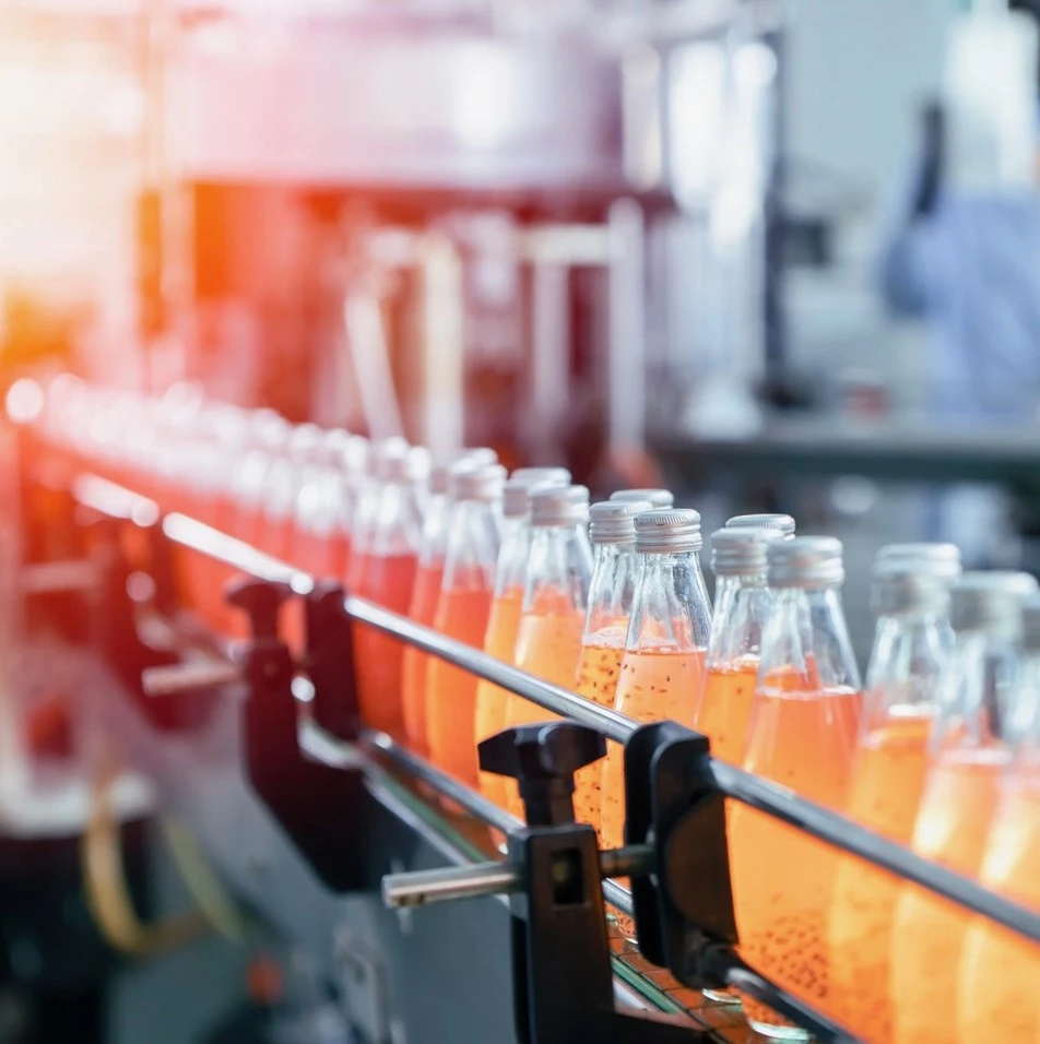 Bouteilles sur un tapis roulant dans une usine