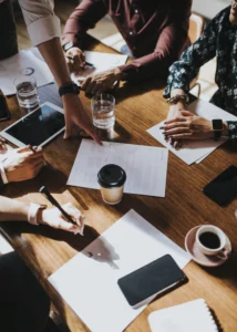 Groupe de personne travaillant sur une table