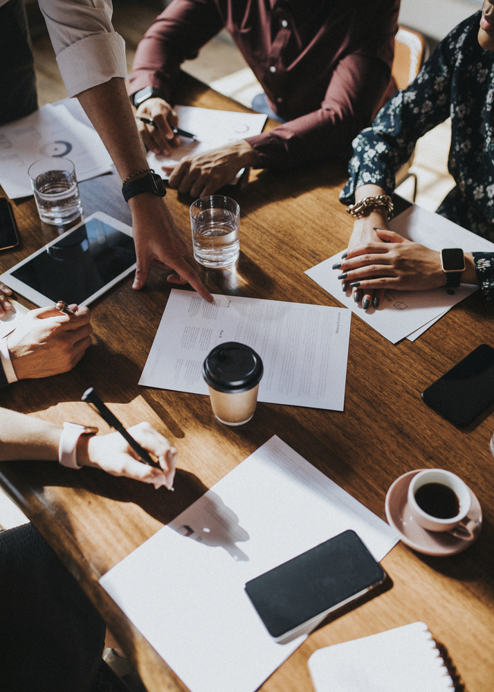 Groupe de personne travaillant sur une table