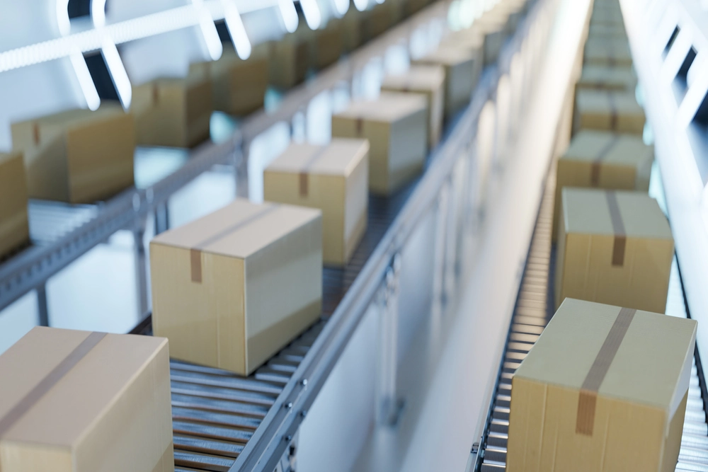 Boites de carton sur des chaînes de production à l'usine