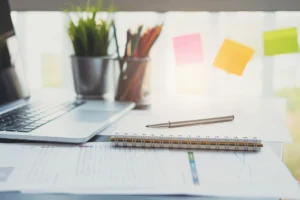 Carnet de notes posé sur un bureau