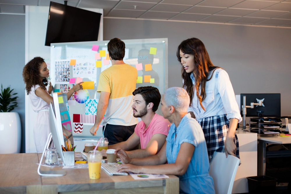 Une équipe travaillant sur un projet créatif