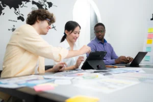 Trois collègues travaillant sur un projet créatif