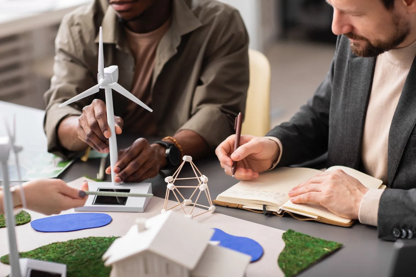 Des collègues travaillant sur un projet responsable